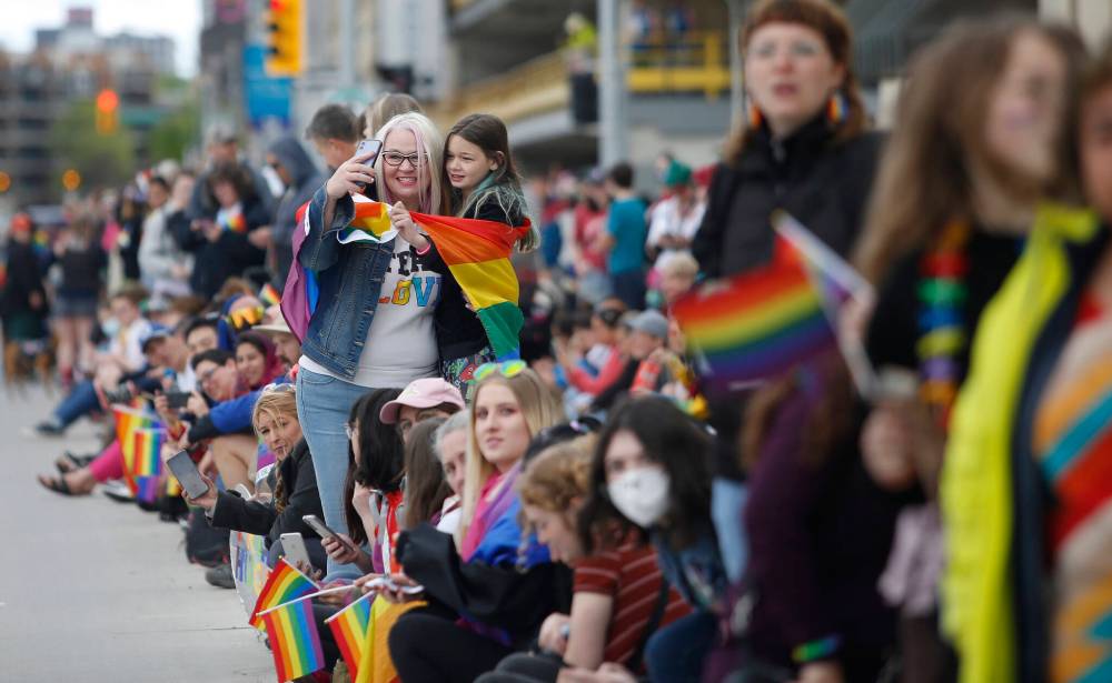 Melissa Peterson and daughter Ellie wait for the parade to begin. (John Woods / Winnipeg Free Press)