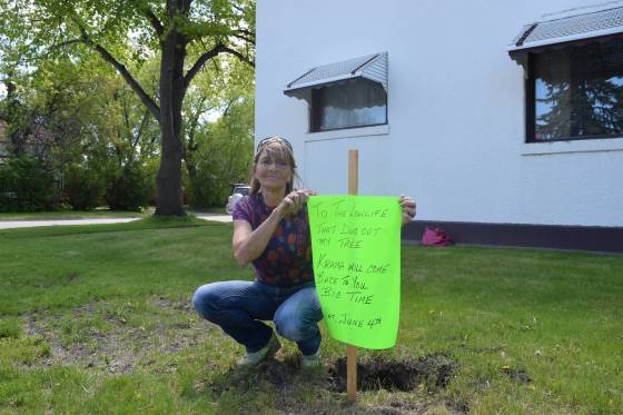 Chris Kitching / Winnipeg Free PressPortage la Prairie resident Chris Gibson put up a sign warning “karma will come back to you” after a flowering plum tree she planted in memory of her late parents disappeared over the weekend.