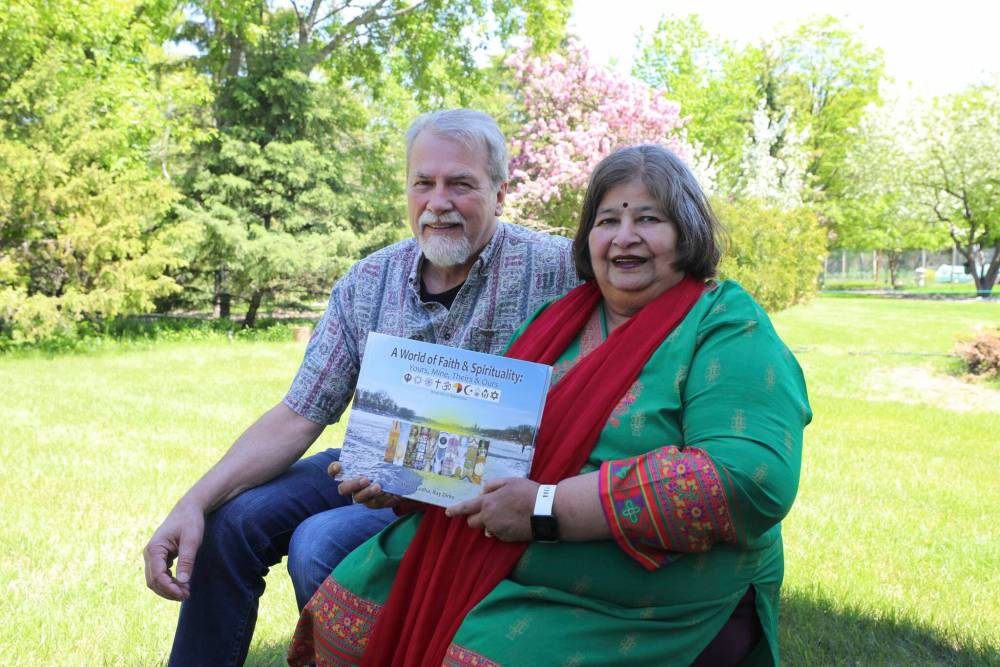 RUTH BONNEVILLE / WINNIPEG FREE PRESS
Manju Lodha (right) and Ray Dirks’ new book reflects dozens of faith traditions in Manitoba.