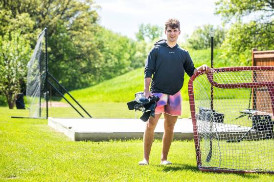 MIKAELA MACKENZIE / WINNIPEG FREE PRESSDenton Mateychuk at his backyard synthetic ice setup in Dominion City.