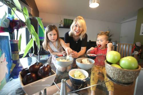 RUTH BONNEVILLE / WINNIPEG FREE PRESS
Danae Tonge and her two children, Harley, 7, left, and Hale, 3, enjoy snacks at their dinner table. Danae is a longtime vegan and an animal rights activist who is raising her kids as vegans.