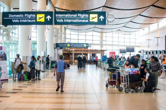 MIKAELA MACKENZIE / WINNIPEG FREE PRESSTravellers at the Winnipeg James Armstrong International Airport. A change announced Tuesday also suspends the need for proof of vaccination for outbound international travellers and federally regulated workers.