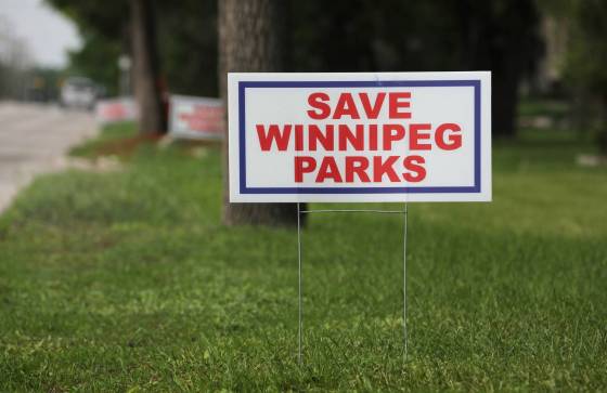 RUTH BONNEVILLE / WINNIPEG FREE PRESSSave Winnipeg Parks signs in front of homes along Shaftesbury Boulevard.