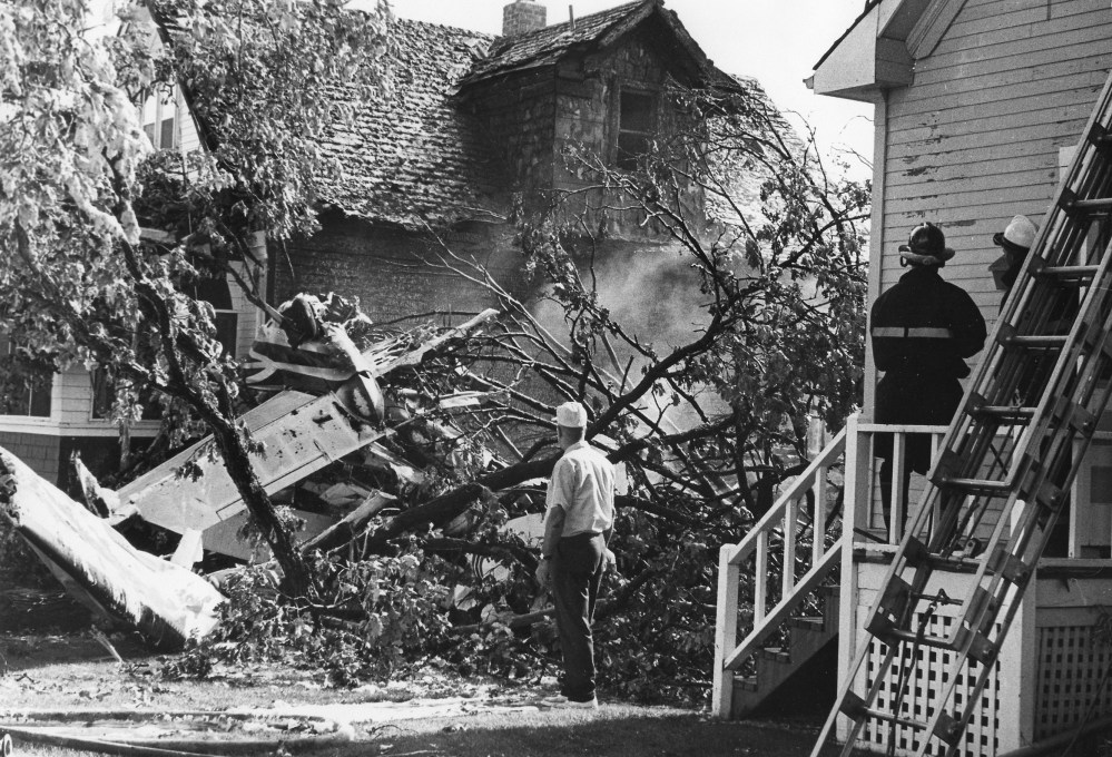 JACK ABLETT / WINNIPEG FREE PRESS FILES
The remains of a plane crash on Linwood Street that killed eight residential school students, June 24, 1972.