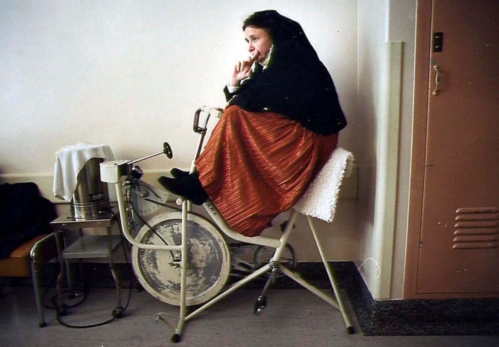 1994: Ruth Hofer waits for her brother’s return from physiotherapy following a double lung transplant at HSC.