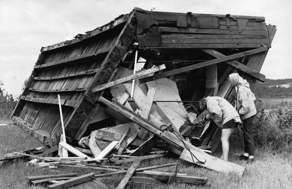 DAVE BONNER / WINNIPEG FREE PRESS FILES
One of two railway bunk cars used as ski cabins at the Holiday Mountain ski resort is examined by two bystanders. It was reported at the time the cabin was bounced 100 feet by the high winds.