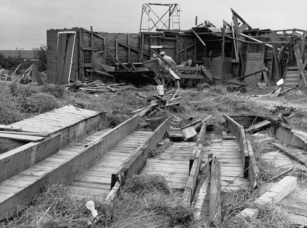 DAVE BONNER / WINNIPEG FREE PRESS FILES
A building, which housed machinery on the farm of Asther Matthys, west of La Riviere, is missing a roof and walls.