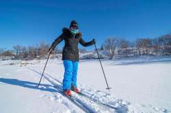 MIKE SUDOMA / WINNIPEG FREE PRESS
Pamela Friedrich cross country skis along the community made Assiniboine River trail.