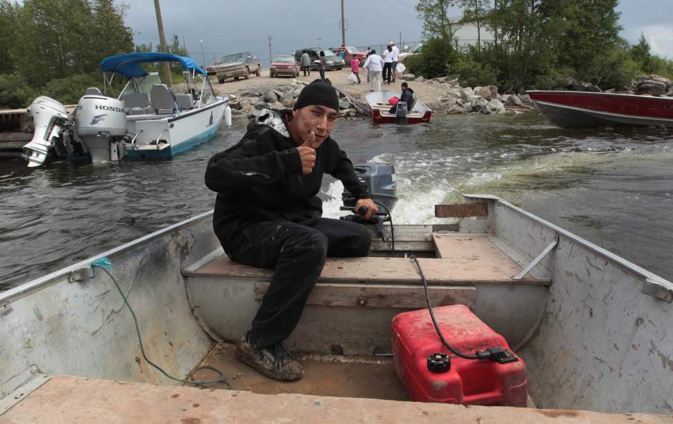 JOE.BRYKSA@FREEPRESS.MB.CA
A water taxi leaves Garden Hill First Nation. Boats are the only way to travel between the Island Lake communities in summer, while ice roads are used in winter, making it expensive to move construction supplies for new water and sewer projects.