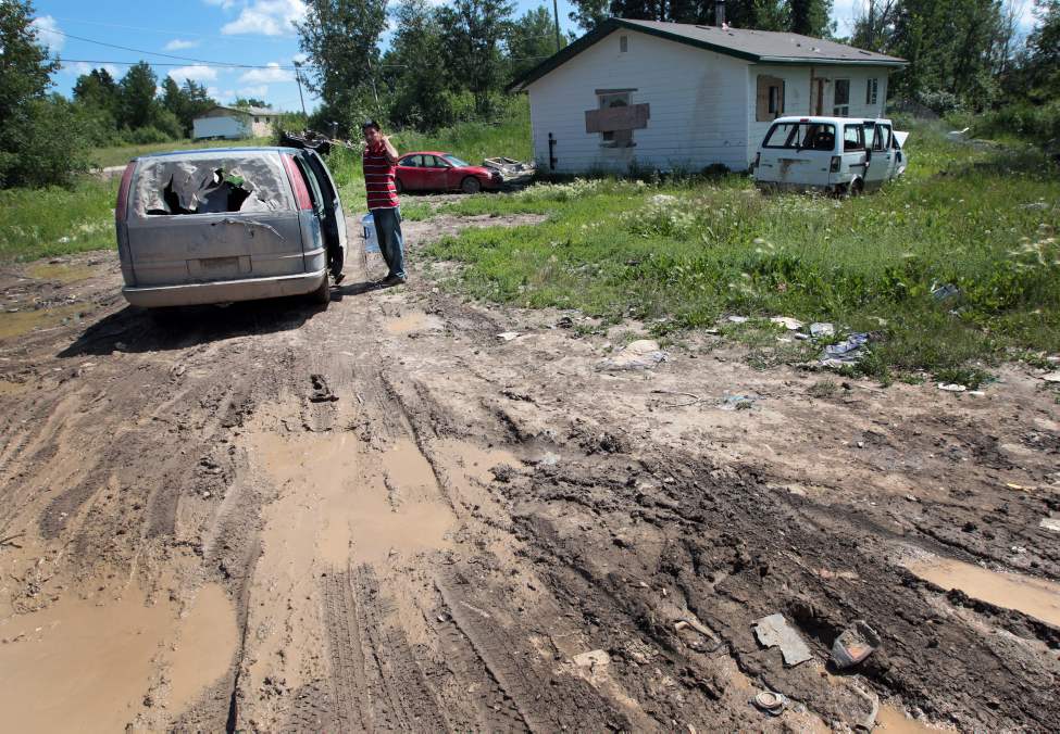 JOE.BRYKSA@FREEPRESS.MB.CA
A resident prepares to tackle the wet roads in a van to get some fresh water for his family.