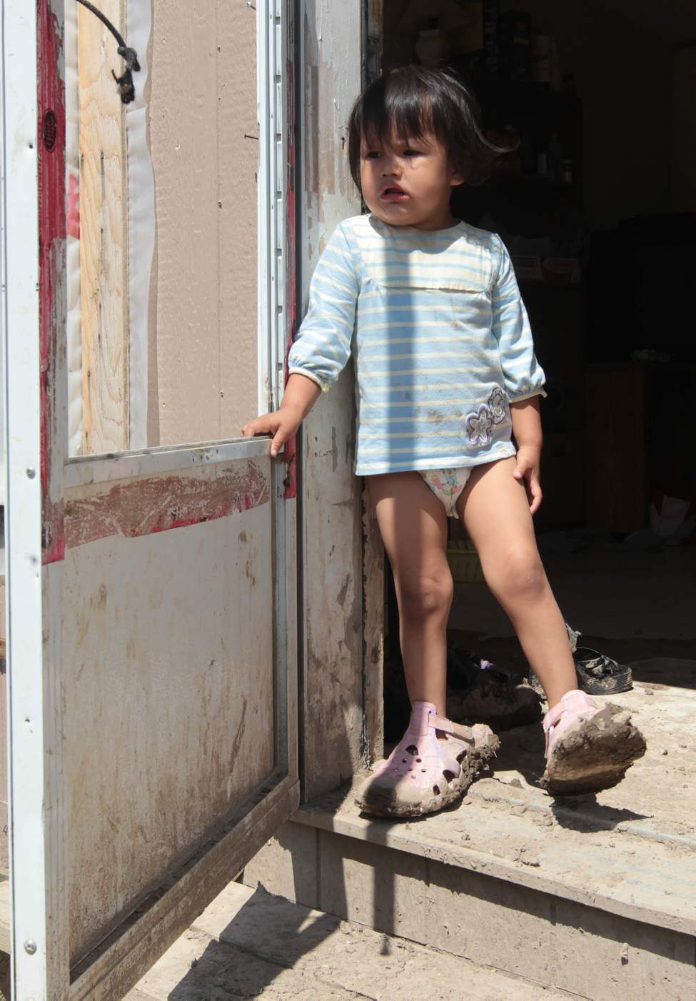 JOE.BRYKSA@FREEPRESS.MB.CA
Children bring mud home from Garden Hill's unpaved roads. Their parents have a hard time cleaning homes because they have no running water.