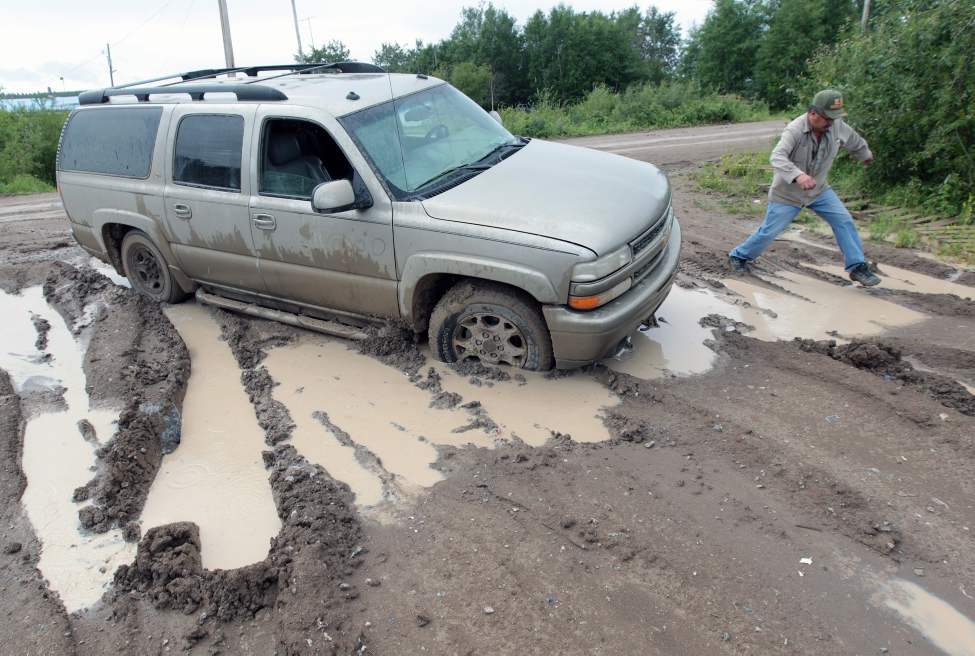 JOE.BRYKSA@FREEPRESS.MB.CA
Even a 4X4 has a hard time with the roads in Garden Hill First Nation. When it rains, the roads turn into mud bogs and are almost impassable for those trying to pick up water for their families.