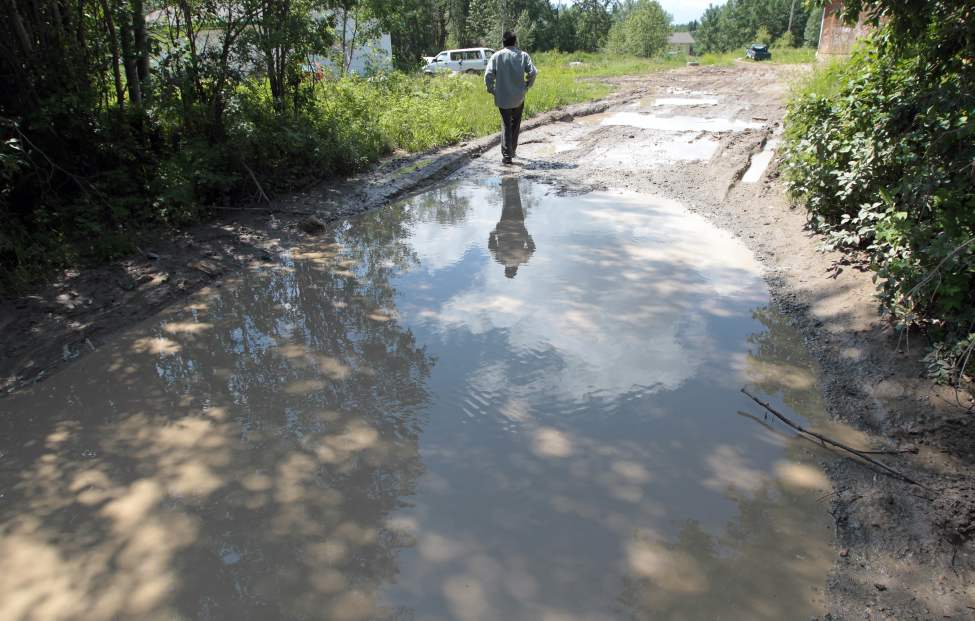 JOE.BRYKSA@FREEPRESS.MB.CA
When it rains in Garden Hill, the roads are almost impassable, making it hard for water delivery trucks to reach homes.