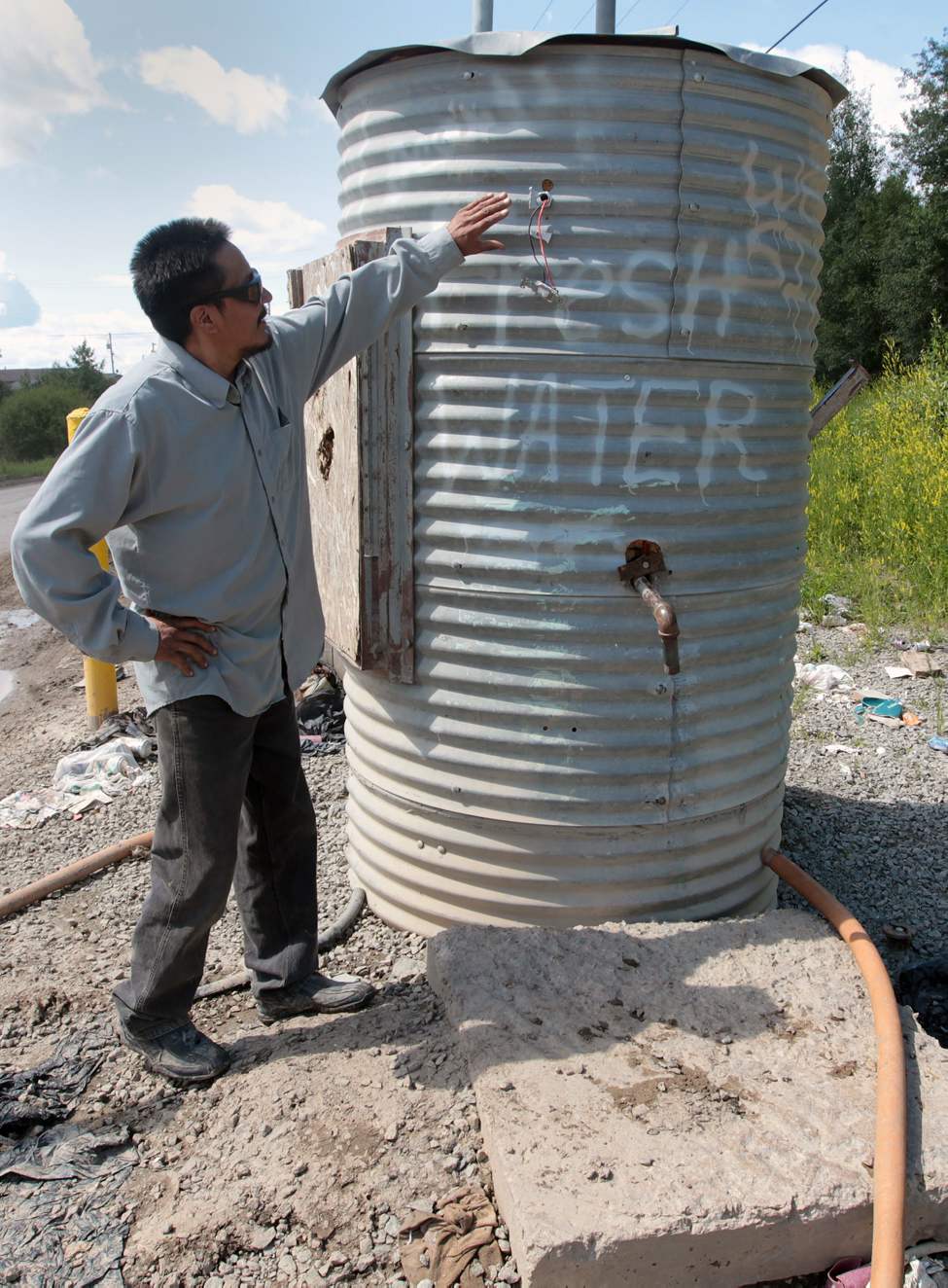 JOE.BRYKSA@FREEPRESS.MB.CA
Water plant operator Bruce McDougall at one of the water-delivery pipes on Garden Hill First Nation where residents without running water can fill up their buckets.