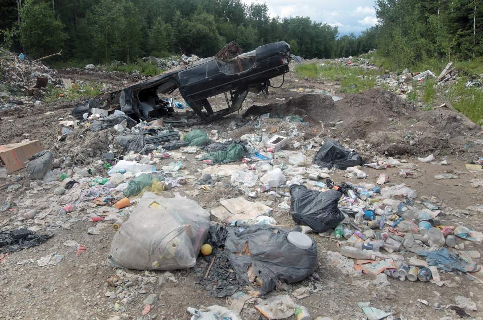 JOE.BRYKSA@FREEPRESS.MB.CA
A makeshift dump on a road in Garden Hill First Nation could be leaking contaminants into the lake some residents still use for drinking water. Poor or non-existent garbage collection in the region leads to random dumping.