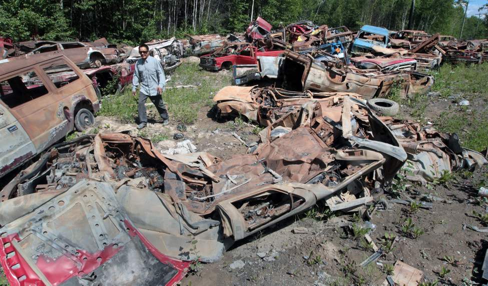 JOE.BRYKSA@FREEPRESS.MB.CA
Water plant operator Bruce McDougall surveys piles of run-down cars left on his reserve. Runoff from garbage dumps can leak into the lake, where some people still get their drinking water.