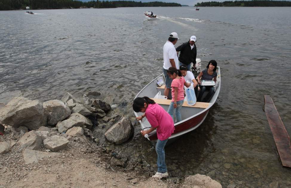 JOE.BRYKSA@FREEPRESS.MB.CA
Boats run non-stop on Island Lake, creating a danger of gasoline contamination for those residents who haul their drinking water straight from the lake.