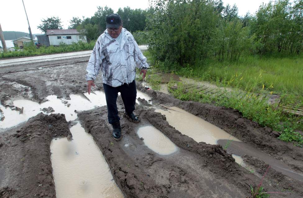 JOE.BRYKSA@FREEPRESS.MB.CA
Chris Taylor shows the condition of roads in Garden Hill and explains why the reserve's water truck has a hard time getting onto his property when the roads are wet.