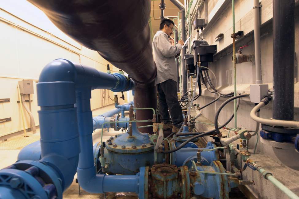 JOE.BRYKSA@FREEPRESS.MB.CA
Bruce McDougall checks operation of the water plant on Garden Hill First Nation. There's nothing wrong with the treated water coming out of the plant, but many homes are not hooked up to the water supply.