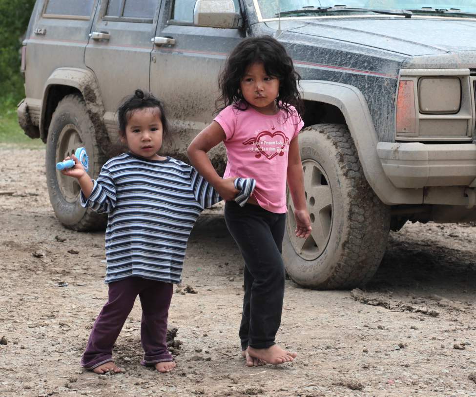 JOE.BRYKSA@FREEPRESS.MB.CA
Muddy roads in Garden Hill First Nation mean kids and their clothes get dirty quickly, but without running water, it's hard to get clean.