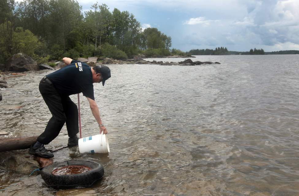 JOE.BRYKSA@FREEPRESS.MB.CA
Elder Murdo McDougall, 72, collects water from Island Lake to drink.