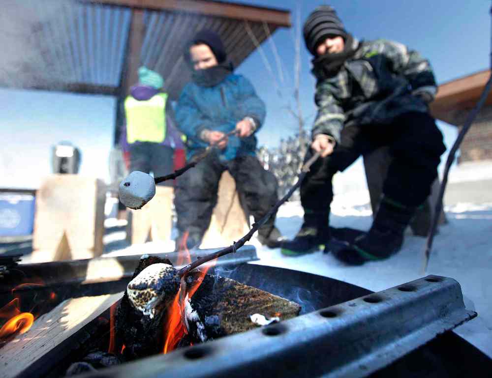JOHN WOODS / WINNIPEG FREE PRESS
Colby (left) and Jesse Squires roast marshmallows at Snow Trek.