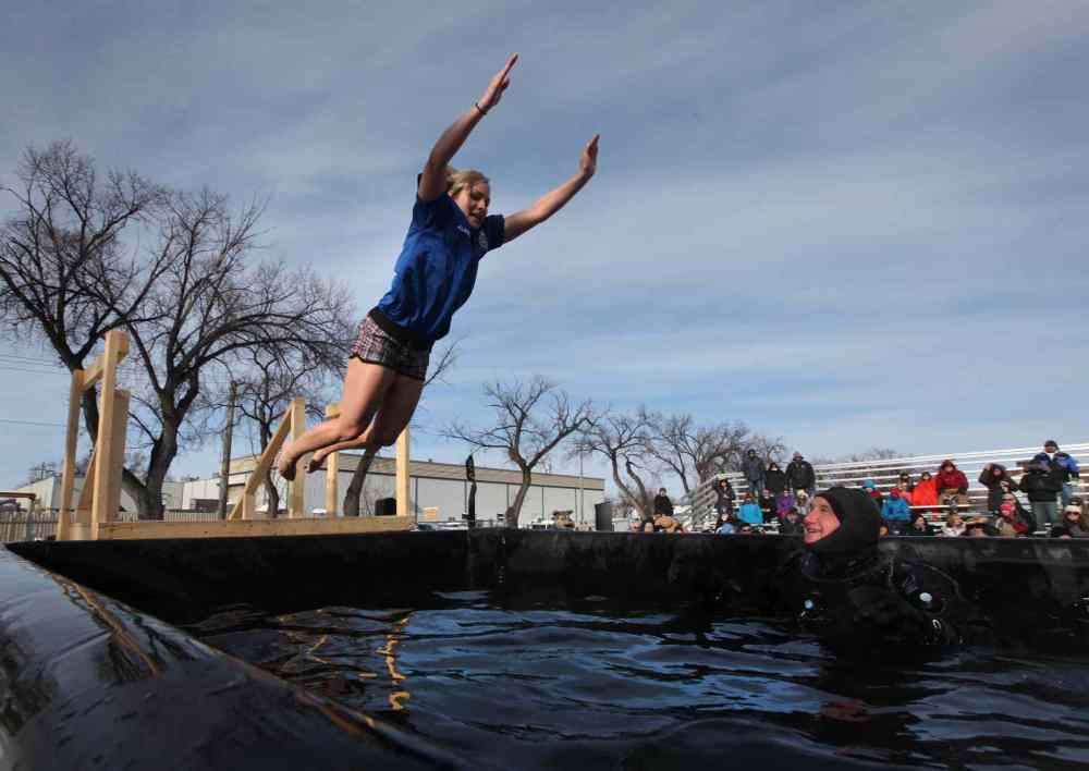 RUTH BONNEVILLE / WINNIPEG FREE PRESS
A contestant screams as she braces herself before jumping into the cold water at the Friendship Centre Saturday.