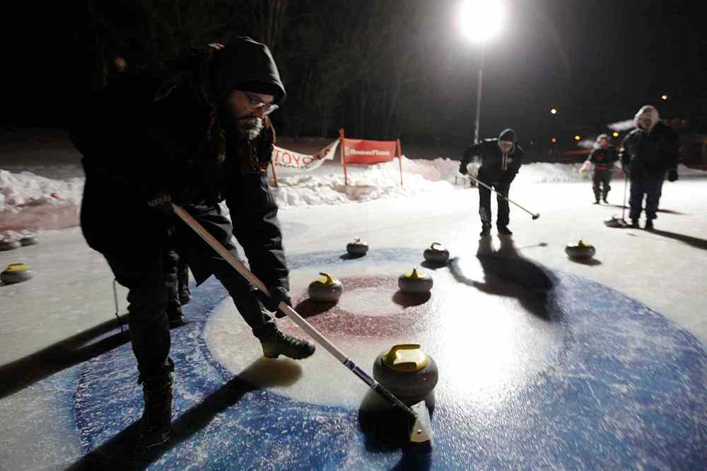 JOHN WOODS / WINNIPEG FREE PRESS
Mitchell Braun of the Short and Curlies curls against the Tequila Shots at the 13th annual Ironman Outdoor Curling Bonspiel at The Forks Saturday.
