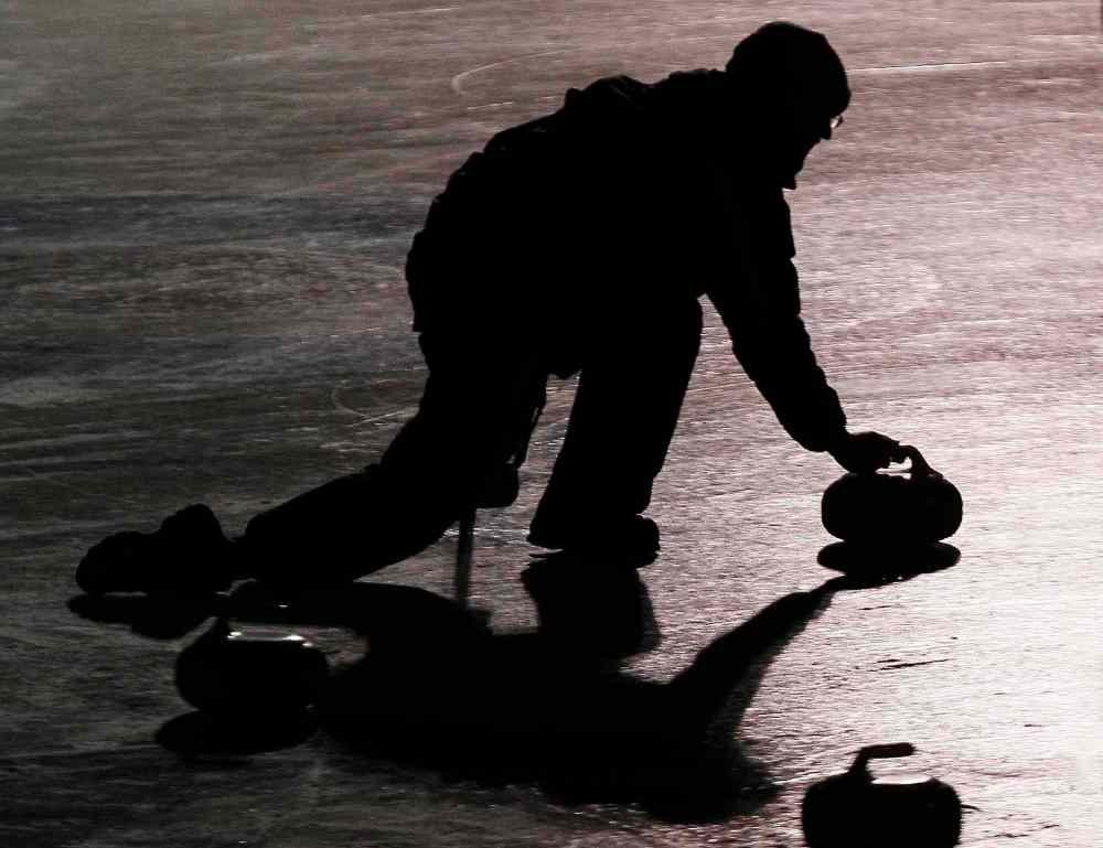 JOHN WOODS / WINNIPEG FREE PRESS
A curler throws a rock during the Ironman Outdoor Curling Bonspiel at The Forks.