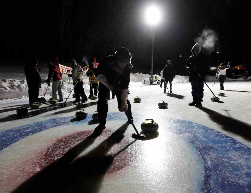 JOHN WOODS / WINNIPEG FREE PRESS
The Short and Curlies curl against the Tequila Shots at the Ironman Outdoor Curling Bonspiel.