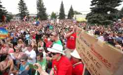 RUTH BONNEVILLE / WINNIPEG FREE PRESS
Thousands gather on the steps of City Hall.