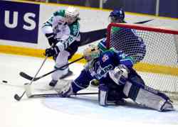 BORIS MINKEVICH / WINNIPEG FREE PRESS
Portage (#19) Carson Perreaux tries to get around Melfort goalie (#35) Richard Palmer and (#9) Luc Lemire in the second period, in the final preliminary game of the national Junior A RBC Cup.