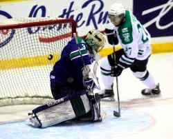 BORIS MINKEVICH / WINNIPEG FREE PRESS
Landon Peel (#27) sneaks the puck past Melfort goalie Richard Palmer in the first period to give the Terriers a 2-0 lead.