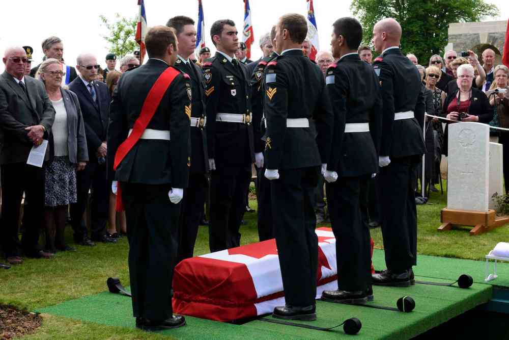 Corporal Jordan Lobb, Canadian Forces Joint Imagery Center, Ottawa
Members of the burial party from the Second Battalion Princess Patricia's Canadian Light Infantry stand at attention during the burial of eight Canadian First World War soldiers from the 78th Battalion at the Caix British Cemetery in Caix, France on 13 May 2015 as part of the largest single find of unknown Canadian soldiers since the Canadian Armed Forces Casualty Identification program started in 2006.