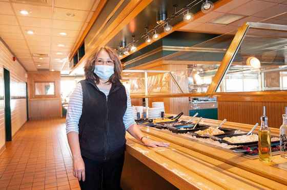 Royal Fork assistant manager, Alma Frankow worked at the Royal Fork Buffet for the past five years. (Mike Sudoma / Winnipeg Free Press files)