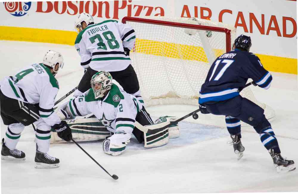 DAVID LIPNOWSKI / WINNIPEG FREE PRESS
Winnipeg Jets Adam Lowry (#17) misses out on a first-period shot against Dallas Stars goaltender Kari Lehtonen (#32) during Saturday's game.