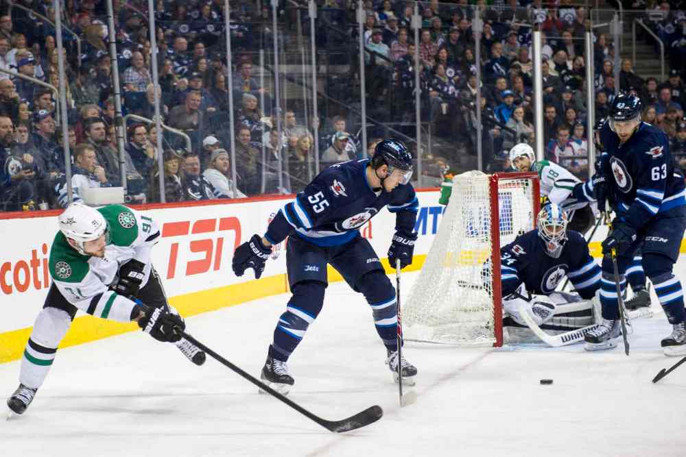 DAVID LIPNOWSKI / WINNIPEG FREE PRESS
The Jets try to stop a third-period wrap-around shot from Dallas Stars Tyler Sequin (#91).