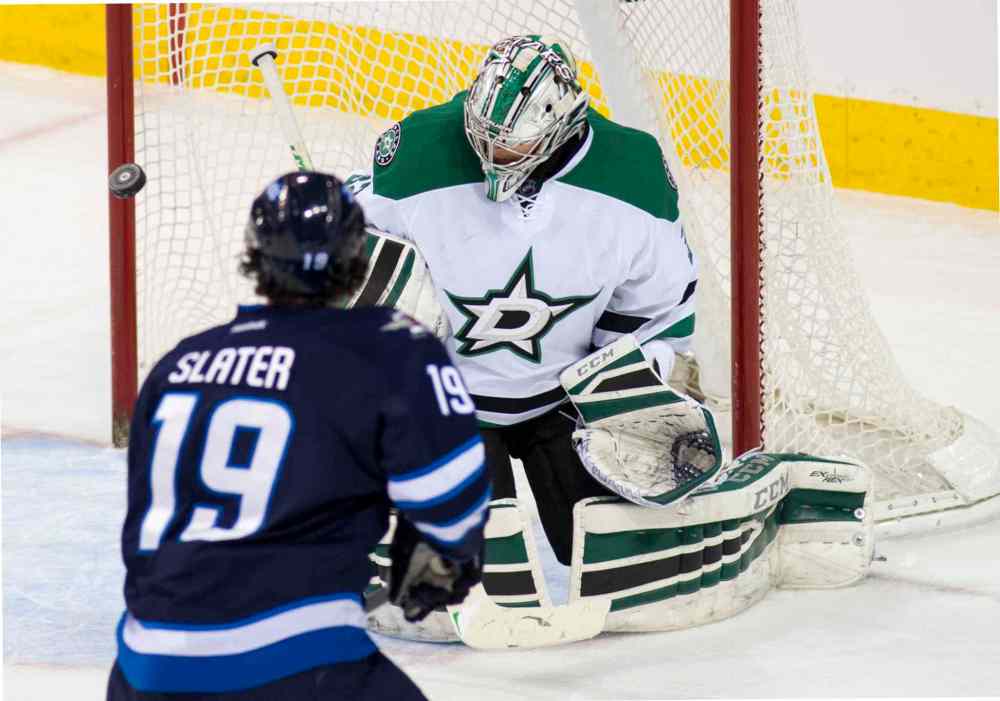 DAVID LIPNOWSKI / WINNIPEG FREE PRESS
Dallas Stars goaltender Kari Lehtonen (#32) blocks a first-period shot from Winnipeg Jets Jim Slater (#19).