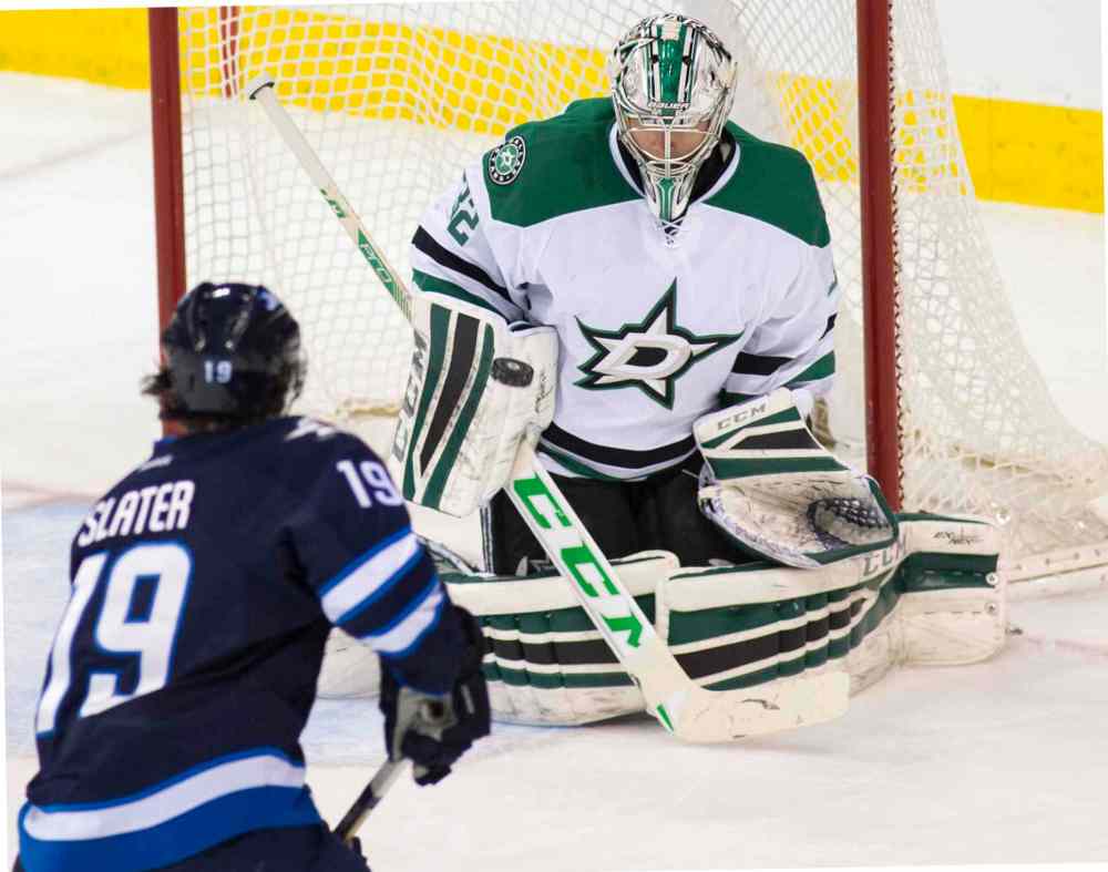 DAVID LIPNOWSKI / WINNIPEG FREE PRESS
Dallas Stars goaltender Kari Lehtonen (#32) blocks a shot from Winnipeg Jets Jim Slater (#19) during first period.