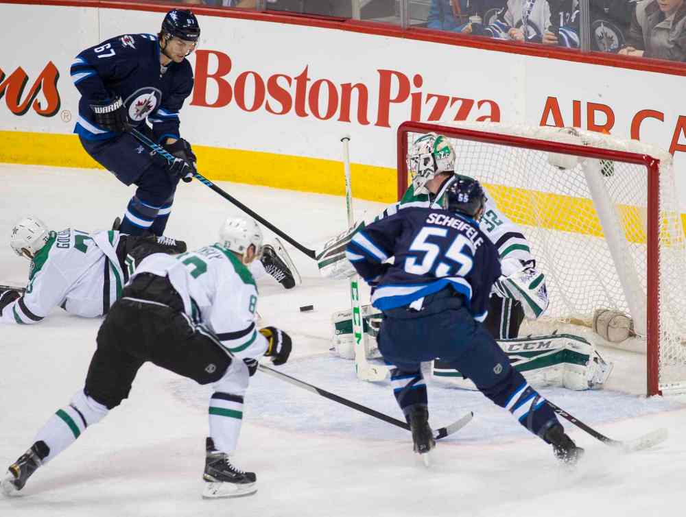 DAVID LIPNOWSKI / WINNIPEG FREE PRESS
Dallas Stars goaltender Kari Lehtonen (#32) looks for the Winnipeg Jets' shot during first period.