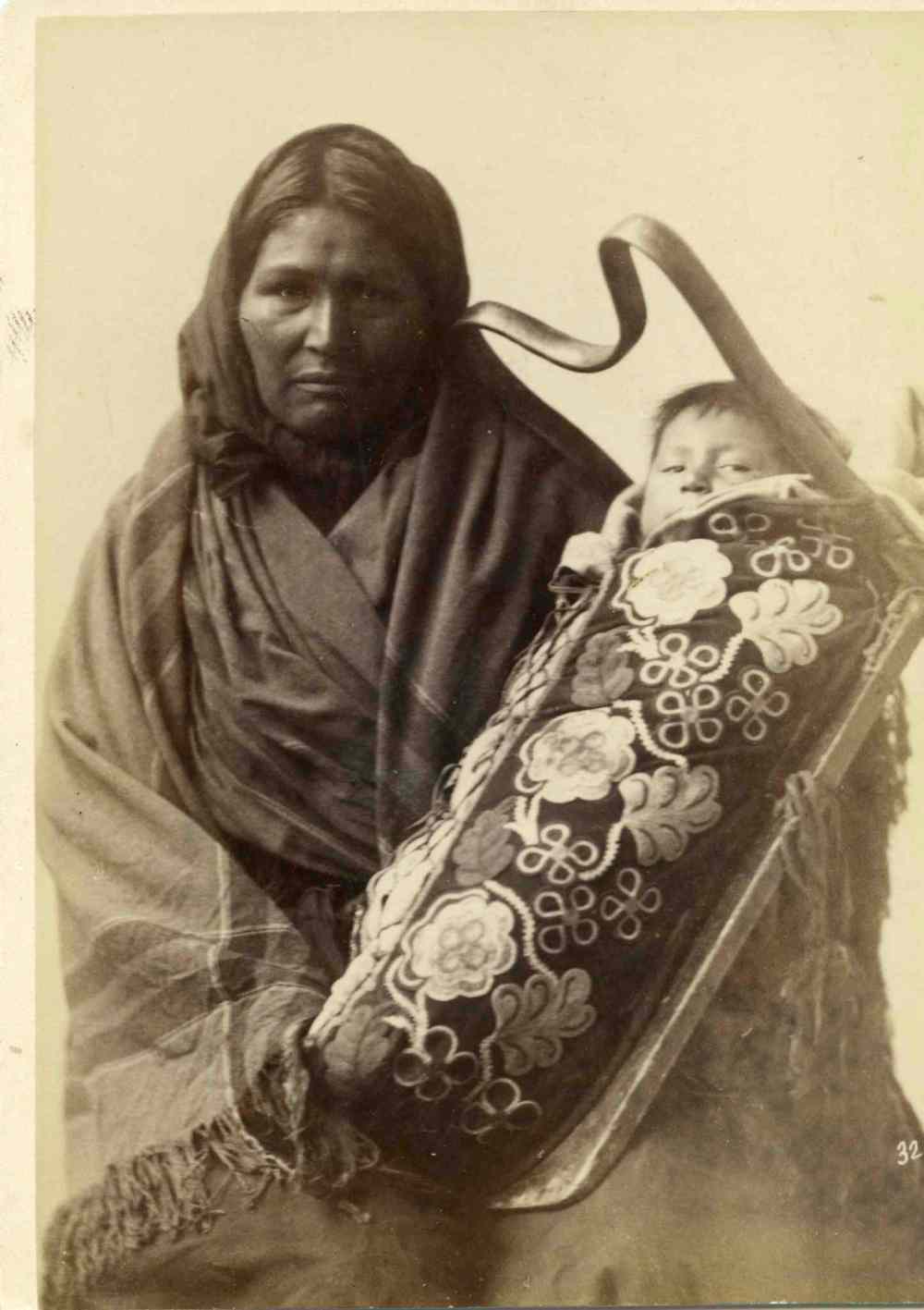 UNIVERSITY OF MANITOBA ARCHIVES AND SPECIAL COLLECTIONS
Portrait of a Metis woman with infant