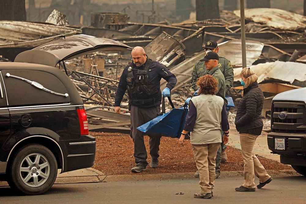 A body is recovered from Ridgewood Mobile Home Park in Paradise, Calif., as the search continues for victims of the Camp Fire. (Carolyn Cole / Los Angeles Times)