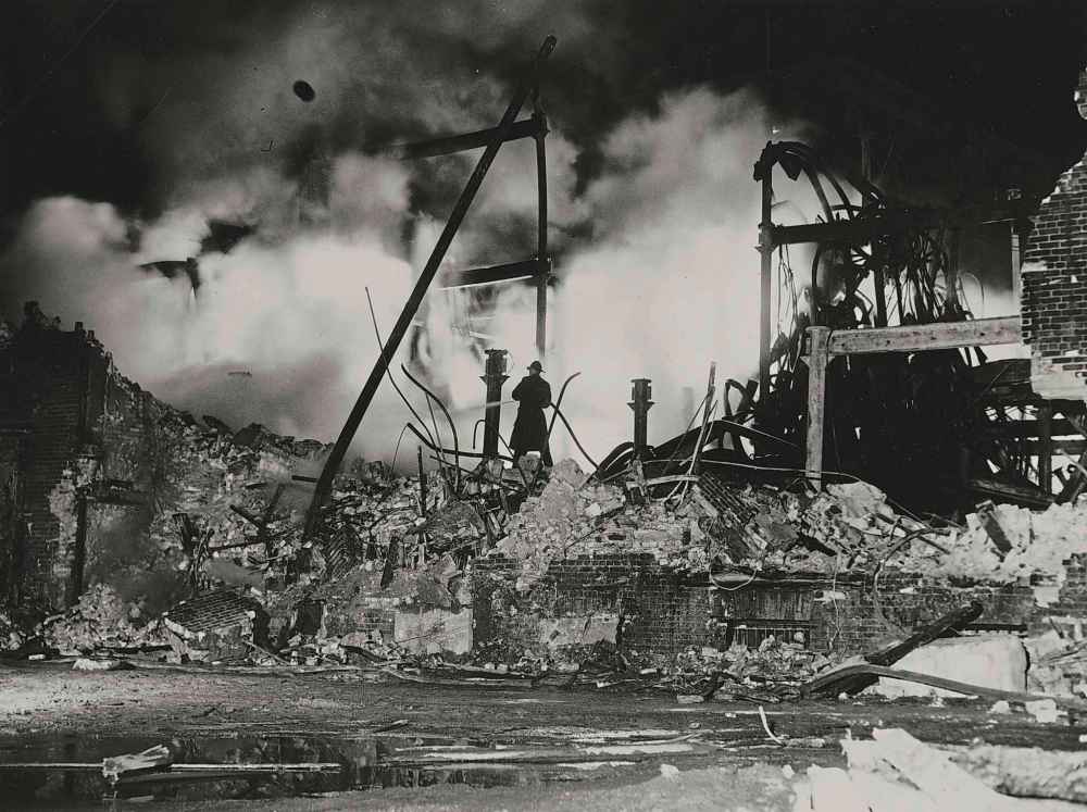WINNIPEG FREE PRESS FILES
A firefighter stands amid the remnants of the Time Building two days later, extinguishing still-smouldering areas.