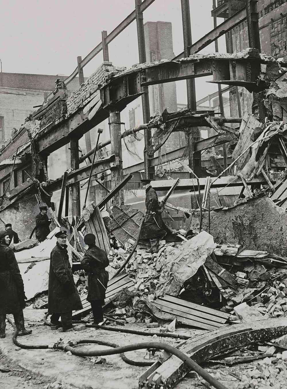 WINNIPEG FREE PRESS FILES
Fire officials examine what’s left of the Dismorr Block three days later.