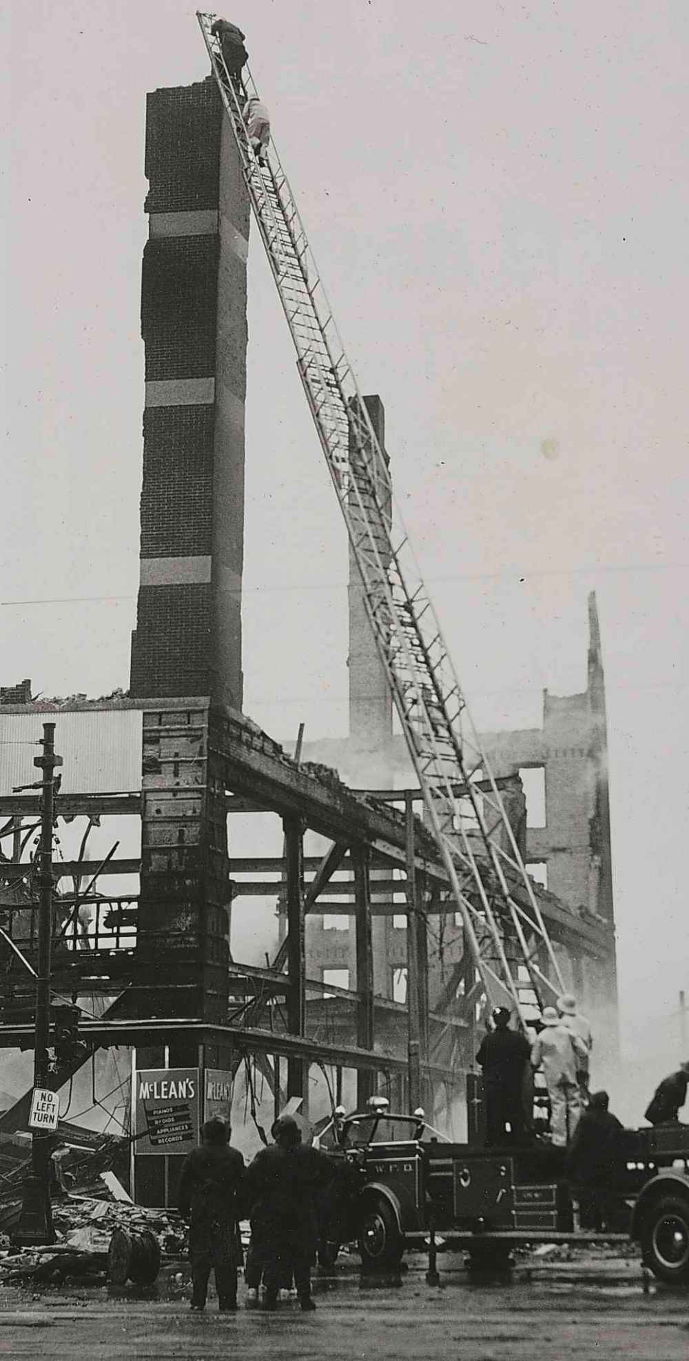 WINNIPEG FREE PRESS FILES
Demolition crews tear down the skeleton of the seven-storey Time Building. The towering 25-metre pillar of bricks and masonry of the Portage Avenue and Hargave Street corner is the first to go. City workers and firefighters loop a steel cable around the top of the solitary remnant.