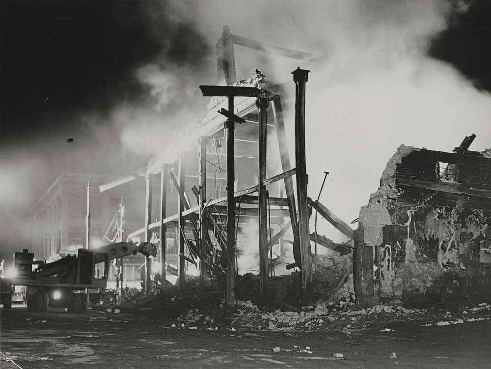 WINNIPEG FREE PRESS FILES
Floodlights illuminate the remains of the Time Building.