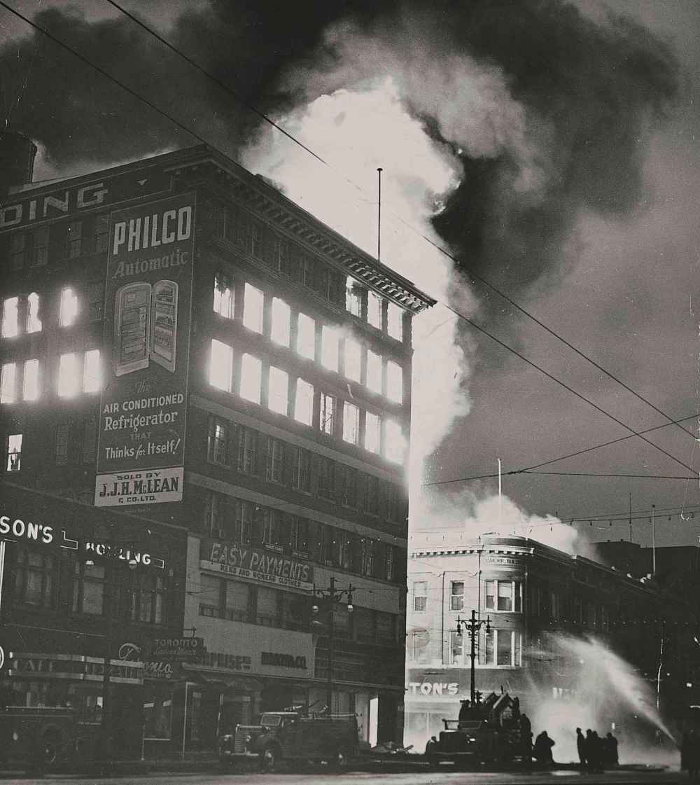 WINNIPEG FREE PRESS FILES
The Time Building is engulfed in flames and the fire has jumped to the Dismorr Block, which housed a Dayton’s store.