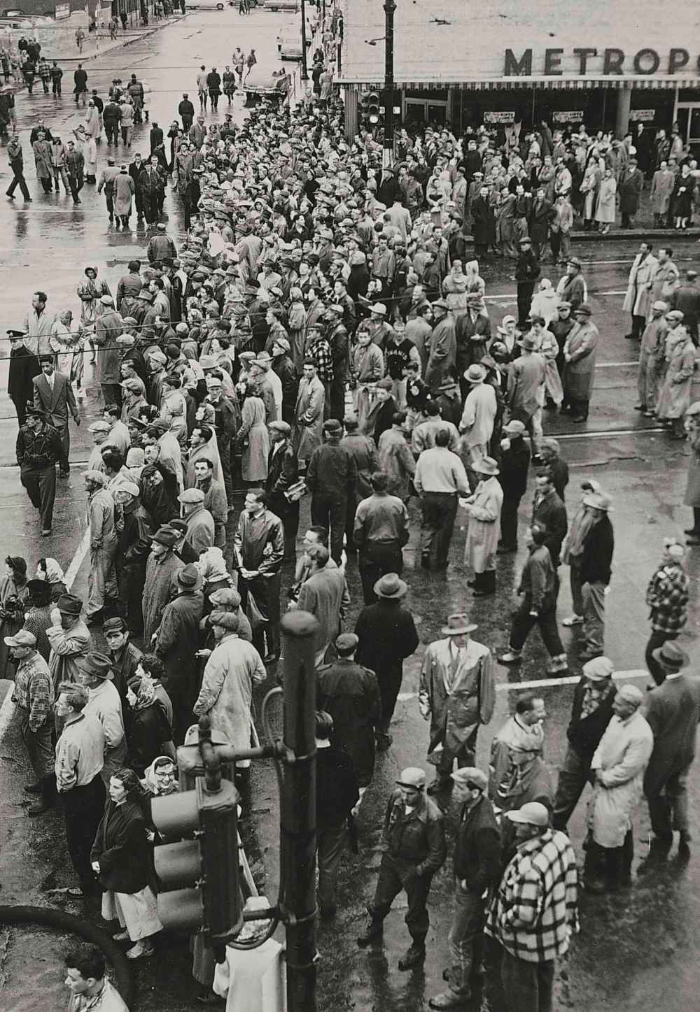 WINNIPEG FREE PRESS FILES
The blaze drew hundreds of spectators to downtown.