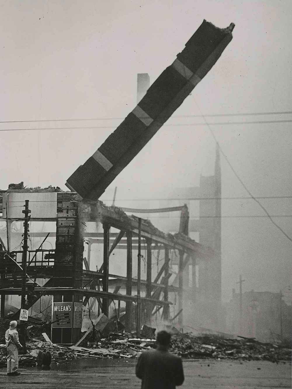 WINNIPEG FREE PRESS FILES
Afterwards, the pillar toppled, crumbling across Portage Avenue.