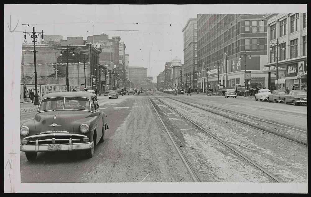 WINNIPEG FREE PRESS FILES
Streetcar tracks are seen in downtown Winnipeg on Dec. 2, 1954.